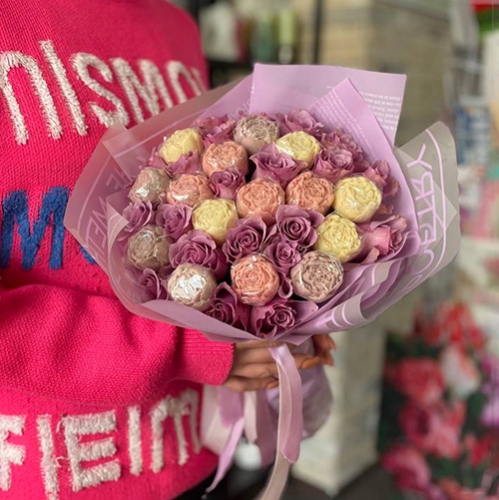 Букет из роз и шоколадных пионов в Голицыно