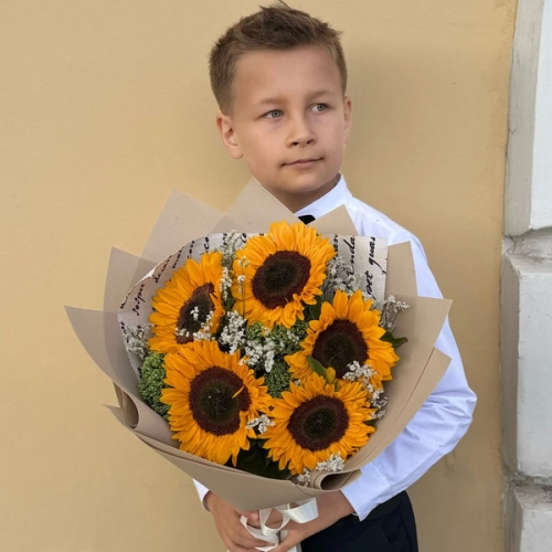 Букет на 1 сентября из 5 подсолнухов и лимониума в Голицыно