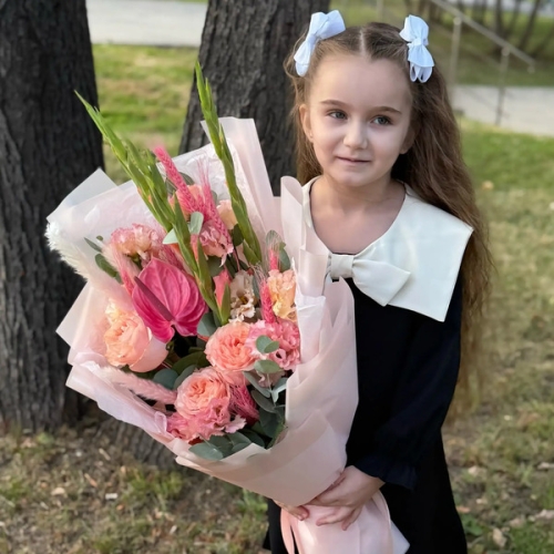 Букет на 1 сентября с гладиолусами, розами и антуриумом в Голицыно