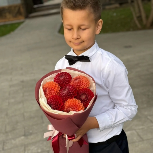 Букет из 7 сезонных георгин в Голицыно