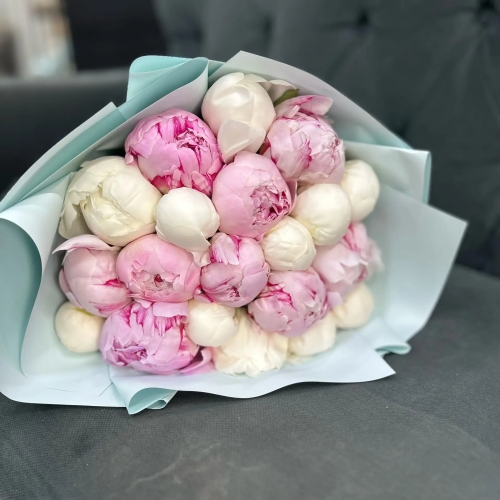 Микс из 19 бело-розовых пионов в Голицыно