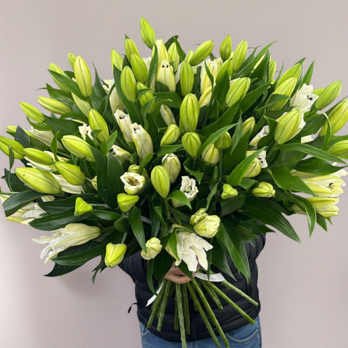 Объемный букет из 27 ароматных белых лилий в Голицыно