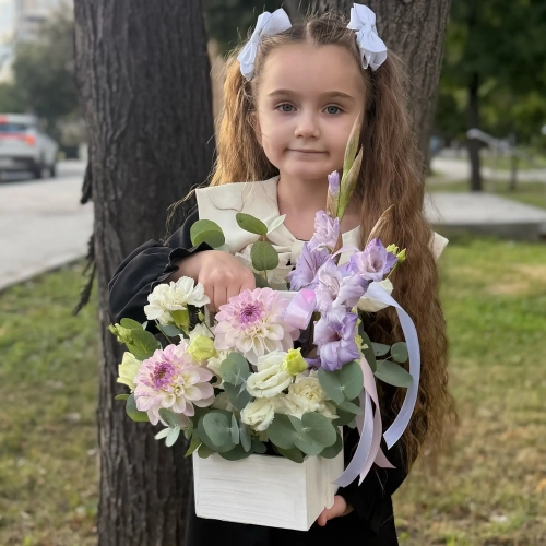 Композиция с георгинами на 1 сентября в белом ящике в Голицыно