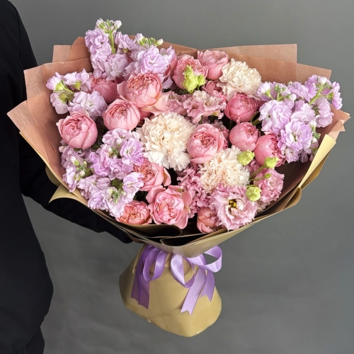 Букет "Амели" из ароматных маттиол, пионовидных кустовых роз Джульетта  эустом и диантусов в Голицыно