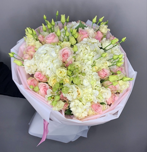 Букет "София" из гортензий, эустом и роз в Голицыно