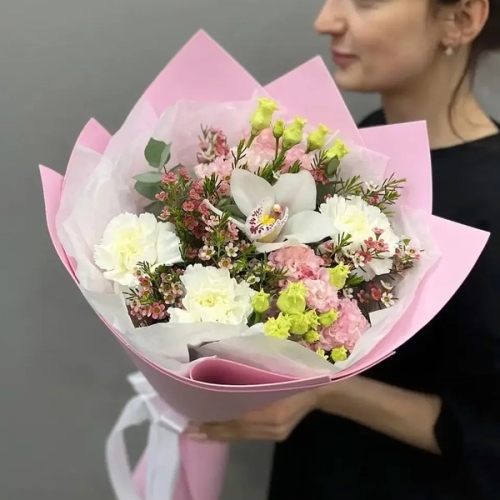 Букет с королевской орхидеей, диантусами, эустомой и шамелациумом в Голицыно