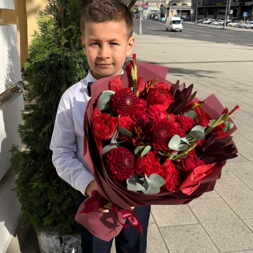Букет с георгинами, розами и леукадендроном в Голицыно