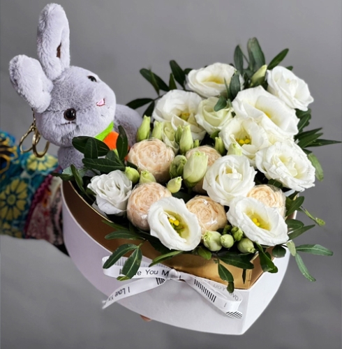 Композиция в коробке сердца из шоколадных пионов и эустом в Голицыно